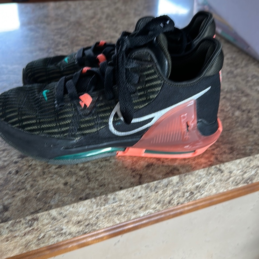 Youth boys size 5 basketball shoes like new